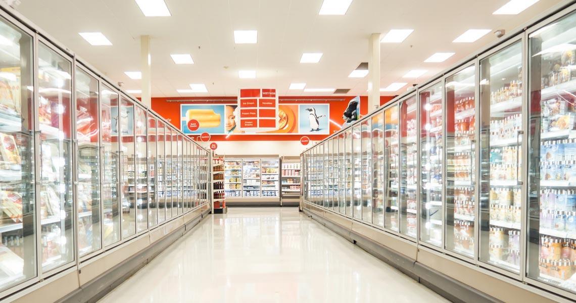 Banchi frigo all'interno di un supermercato