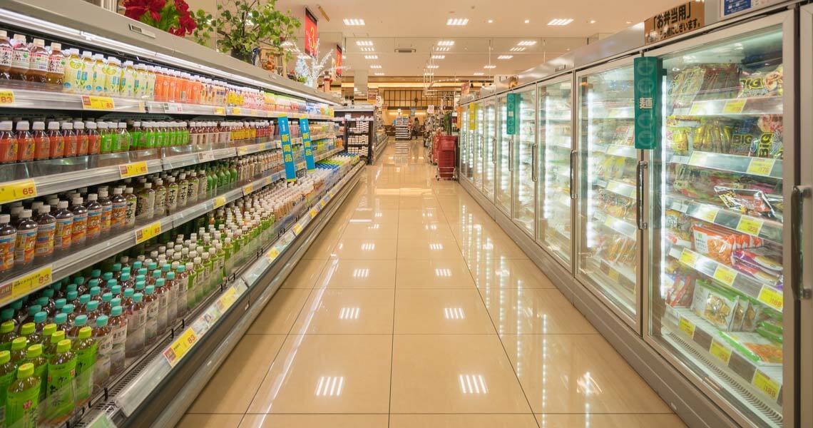 Corsia dei surgelati all'interno di un supermercato