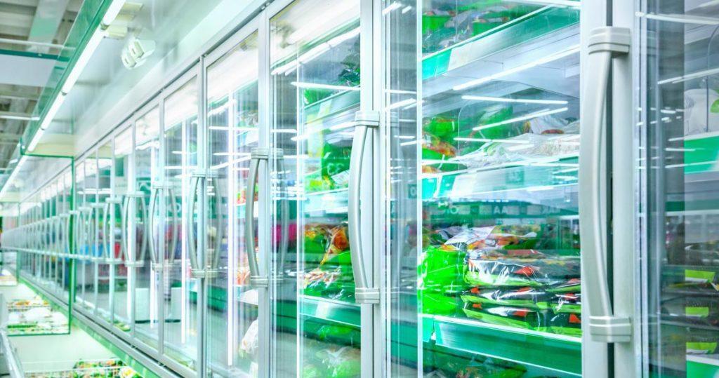 Banchi surgelati all'interno di un supermercato