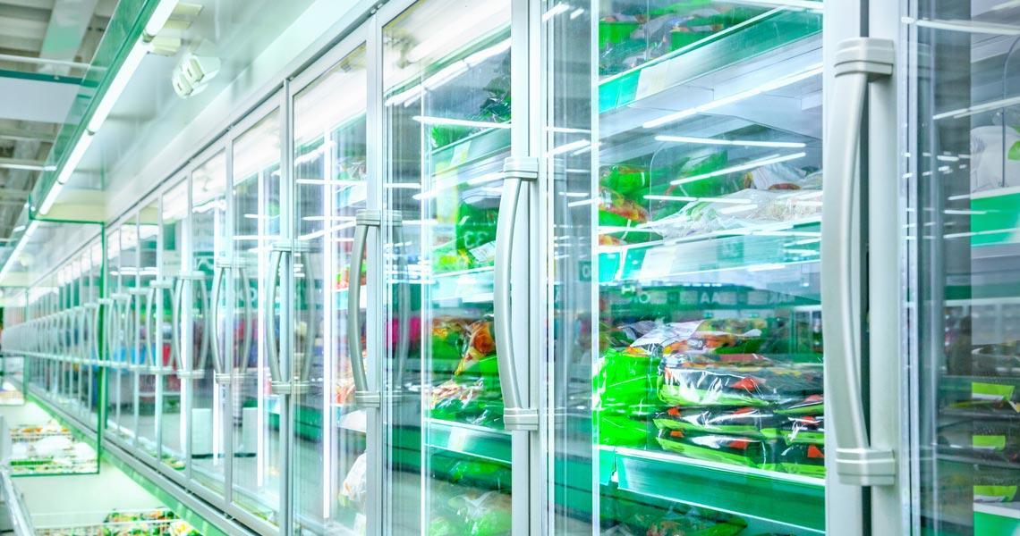 Banchi surgelati all'interno di un supermercato