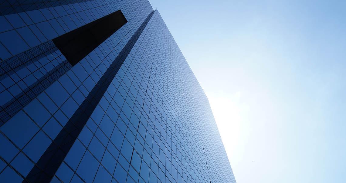 edificio a vetri che riflette il sole