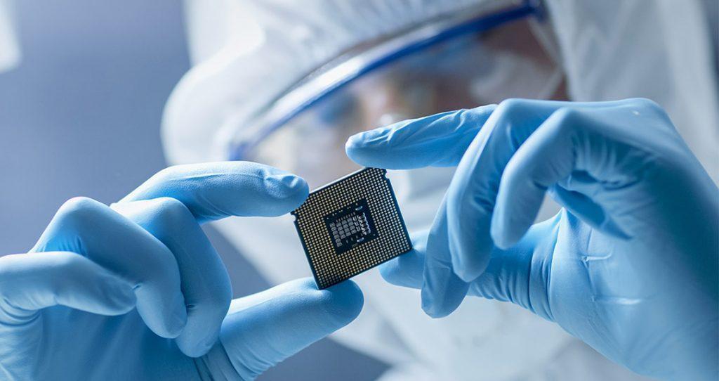ricercatore che osserva nanotecnologia