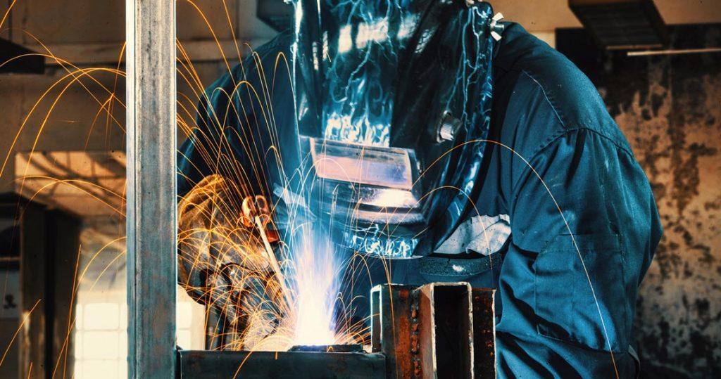 Operaio che salda usando la miscela Helistar HP5 di Nippon Gases Italia