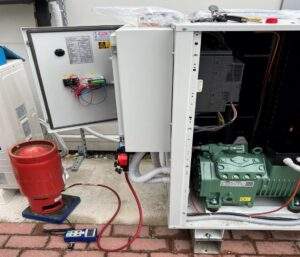 Vista interna Condensing Unit e prima carica impianto