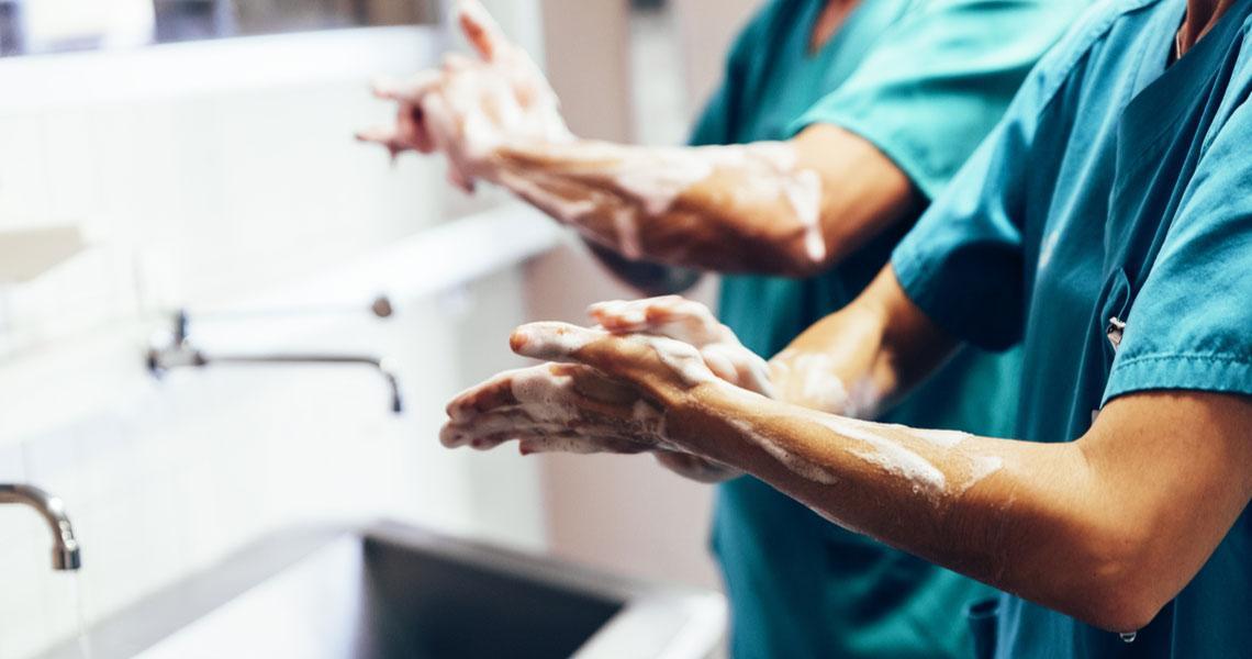 Medici si lavano le mani per evitare il rischio Legionella